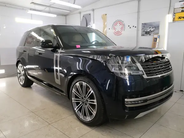 Range Rover с бронеплёнкой на капоте и крыльях